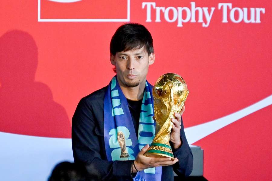 David Silva, alături de trofeul Cupei Mondiale, la Monterrey, pe 14 martie 2026 David Silva, alături de trofeul Cupei Mondiale, la Monterrey, pe 14 martie 2026
