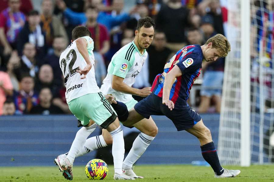 Frenkie de Jong wordt achtervolgd door Aimar Oroz en Unai Garcia van Osasuna