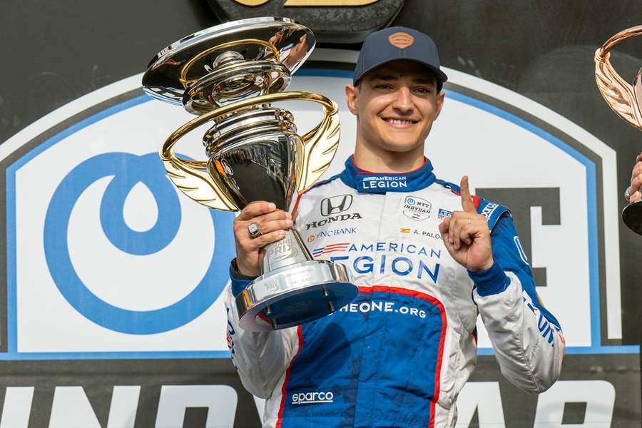 Alex Palou com o troféu do Grande Prémio GMR da IndyCar