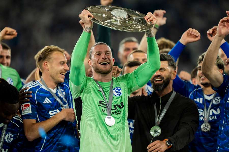 Karius bleibt Schalke bis 2028 erhalten. Karius bleibt Schalke bis 2028 erhalten.