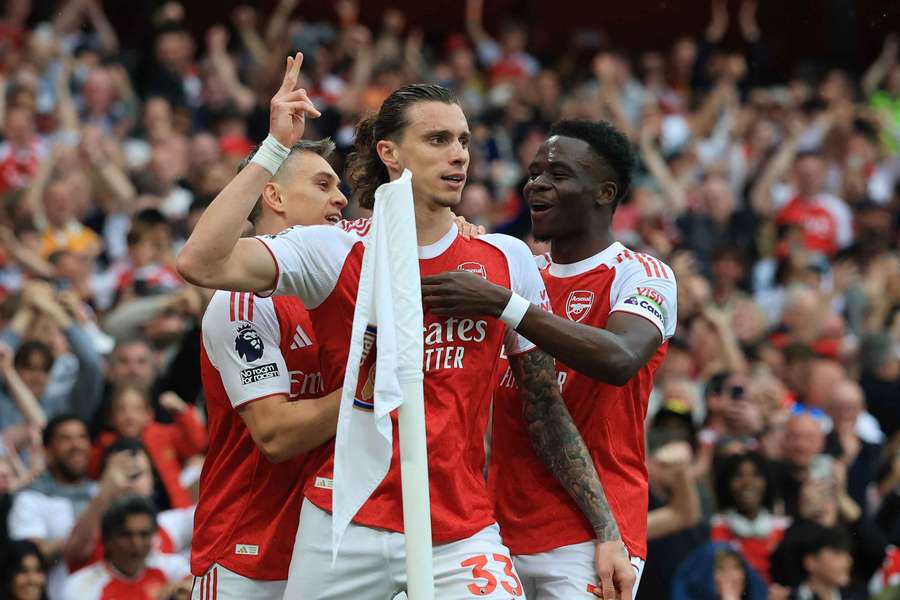 Riccardo Calafiori célébrant contre Fulham avec Bukayo Saka, samedi.
