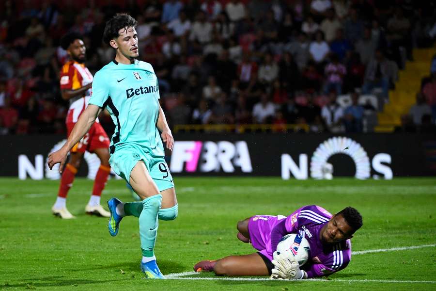 Adriel perante Rafael Nel no AFS-Sporting