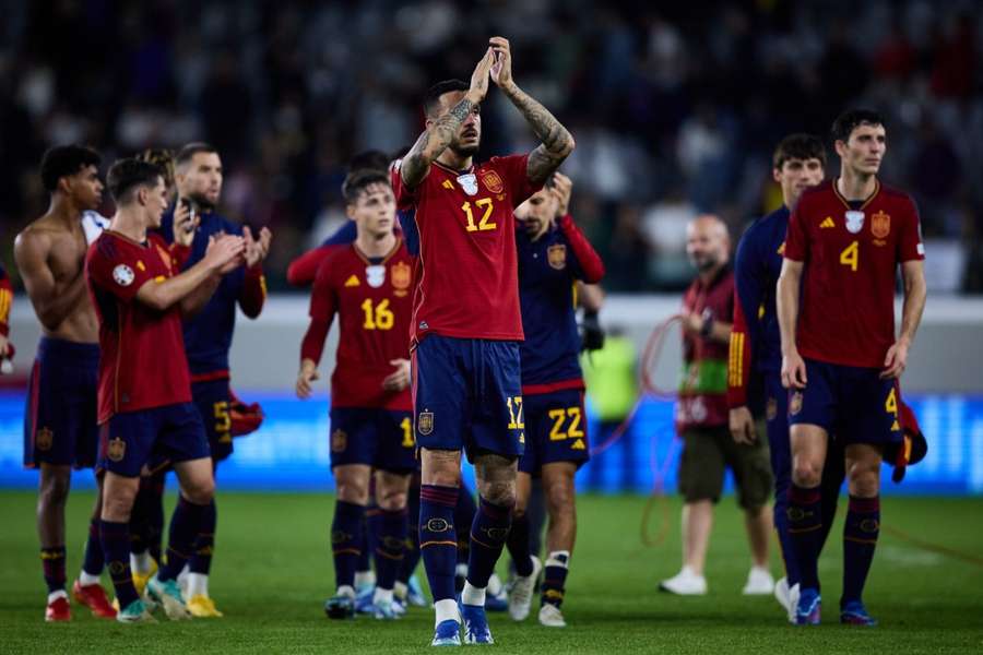 Los jugadores de la selección aplauden al público español en Chipre