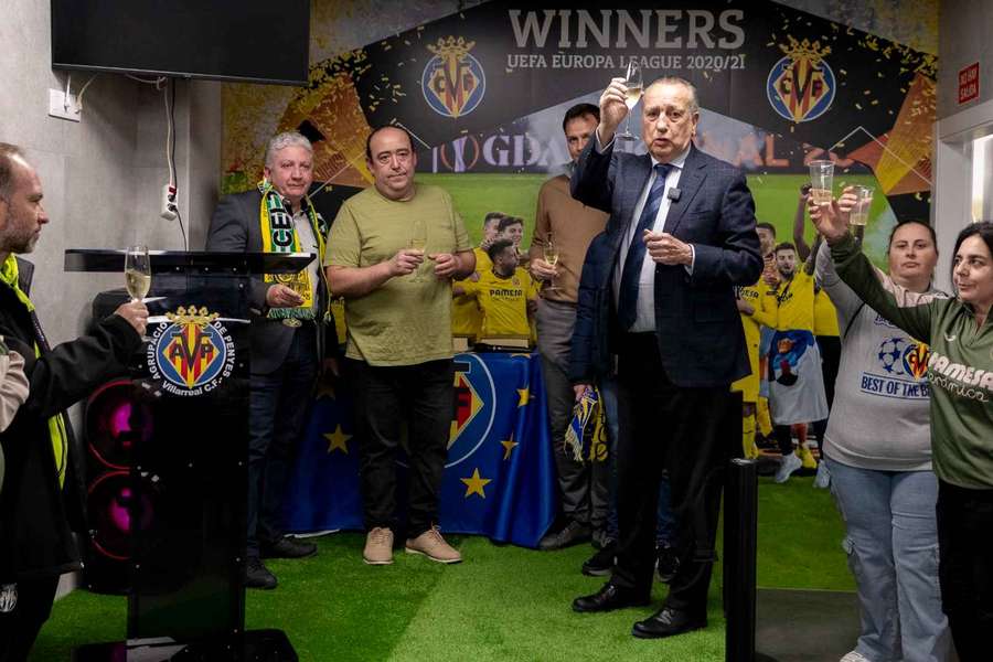 Fernando Roig brindando junto a los peñistas del Villarreal