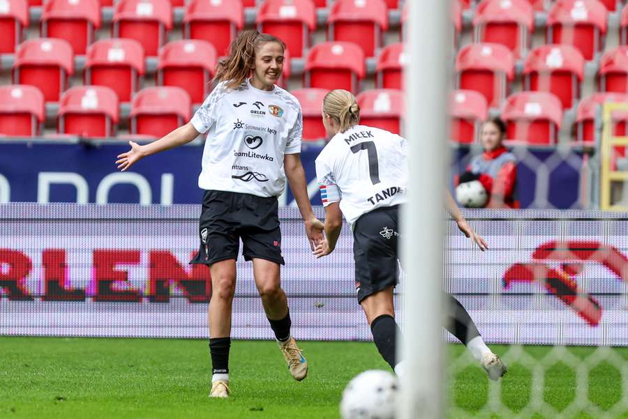 Tychy, 16.05.2026. Zawodniczki Czarnych Antrans Sosnowiec Patrycja Sarapata (L) i Klaudia Miłek (P) cieszą się z gola w meczu z GKS Katowice. Tychy, 16.05.2026. Zawodniczki Czarnych Antrans Sosnowiec Patrycja Sarapata (L) i Klaudia Miłek (P) cieszą się z gola w meczu z GKS Katowice.