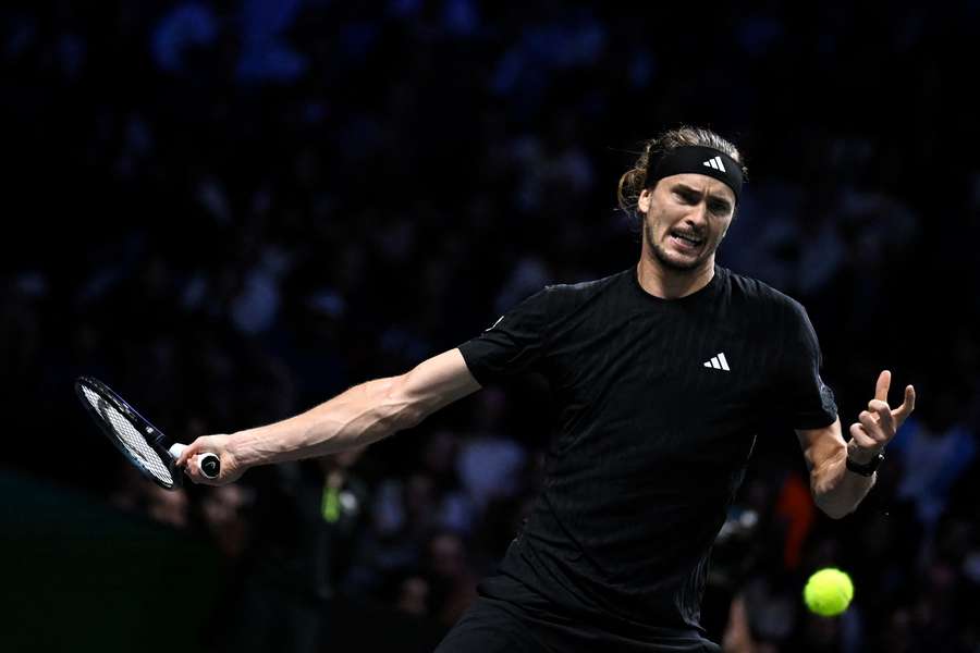 Alexander Zverev face à Jannik Sinner en demi-finale du Masters 1000 de Paris, à la Paris La Défense Arena. Alexander Zverev face à Jannik Sinner en demi-finale du Masters 1000 de Paris, à la Paris La Défense Arena.