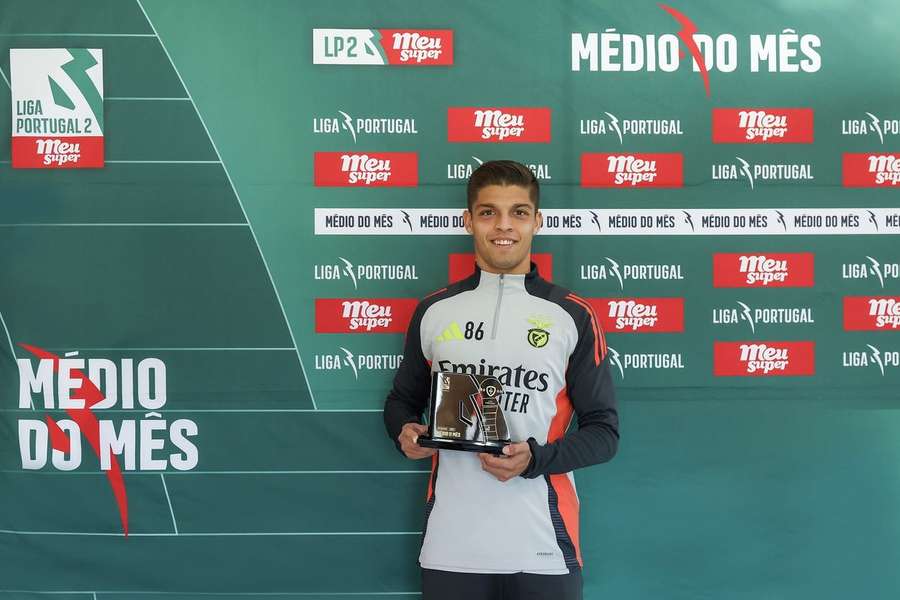Diogo Prioste recebeu o prémio de melhor médio do mês da Liga 2