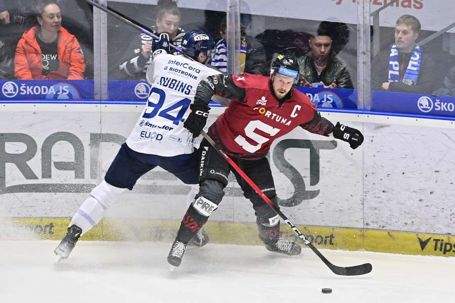 Chlapík v souboji s plzeňským obráncem Rubinsem.