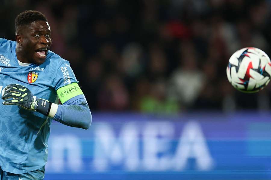 Brice Samba contre le PSG