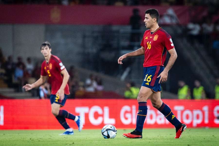 Rodri conduit le ballon sous le regard de Le Normand