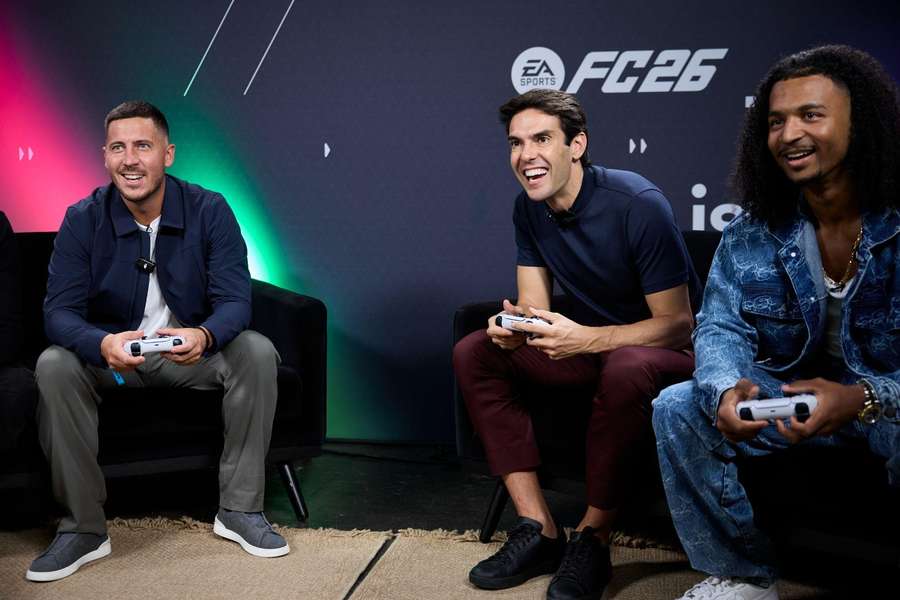 Eden Hazard, Kaká e Mateus Machado (Tettrem) no EA SPORTS FC Content House, em Londres