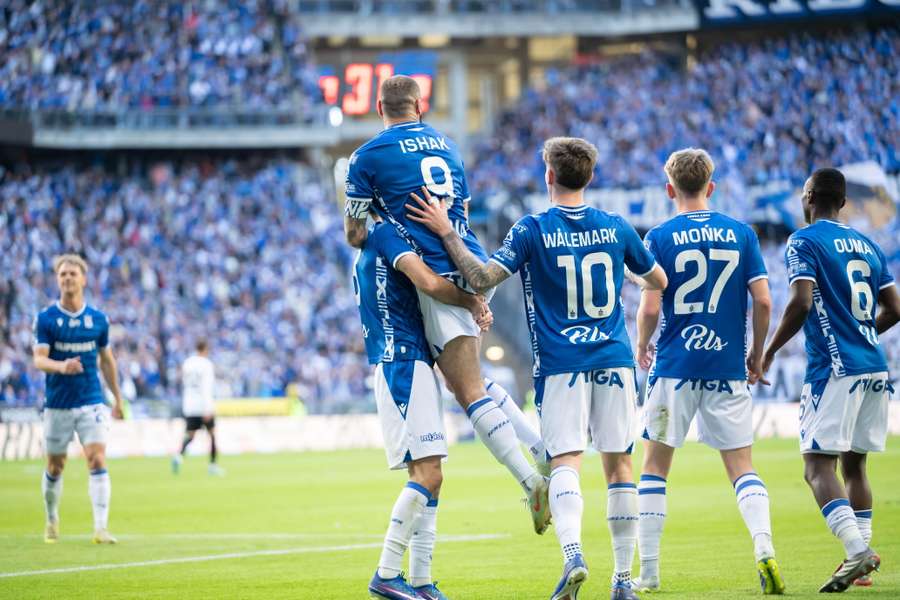 Poznań, 26.04.2026. Piłkarz Lecha Poznań Mikael Ishak cieszy się z gola podczas meczu Ekstraklasy z Legią Warszawa. Poznań, 26.04.2026. Piłkarz Lecha Poznań Mikael Ishak cieszy się z gola podczas meczu Ekstraklasy z Legią Warszawa.