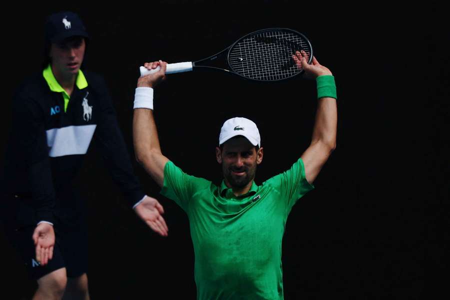 Djokovic segue em frente na prova