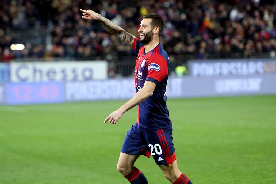 Gastón Pereiro con la maglia del Cagliari