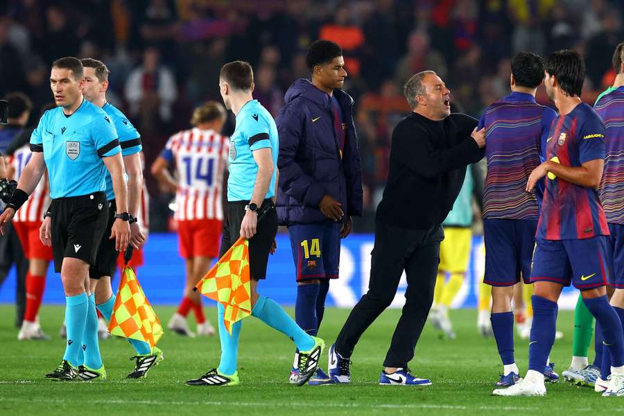 Flick intenta alejar a sus jugadores de Kovacs tras el final del encuentro Flick intenta alejar a sus jugadores de Kovacs tras el final del encuentro