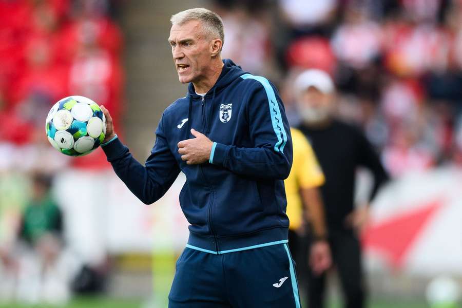 Slavia se prý do jednání o budoucnosti trenéra Martina Hyského nemíchá.