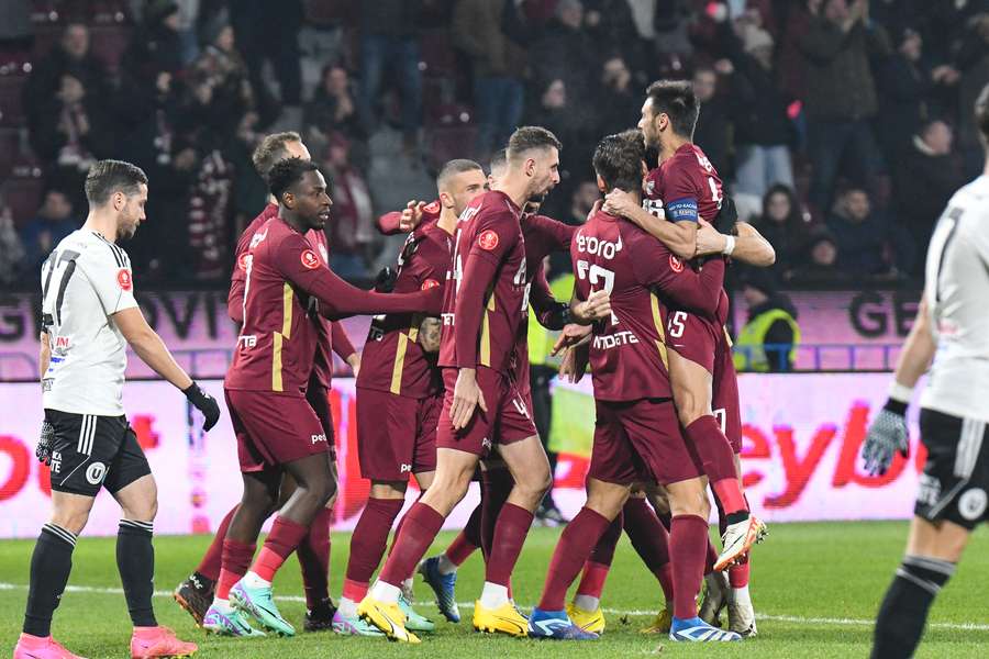 Jucătorii de la CFR Cluj sărbătoresc un gol 
