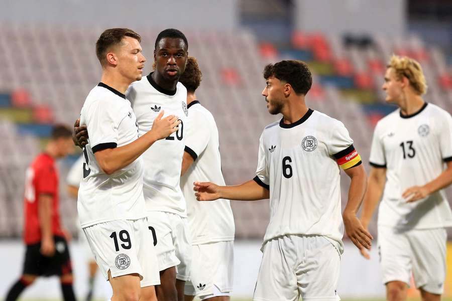 Ilyas Ansah (2. v. r.) feiert seinen Treffer für die deutsche U21 gegen Albanien.