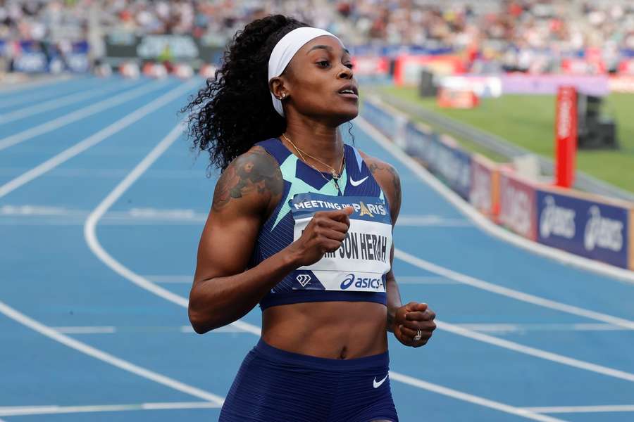 Elaine Thompson-Herah in actie in Tokio