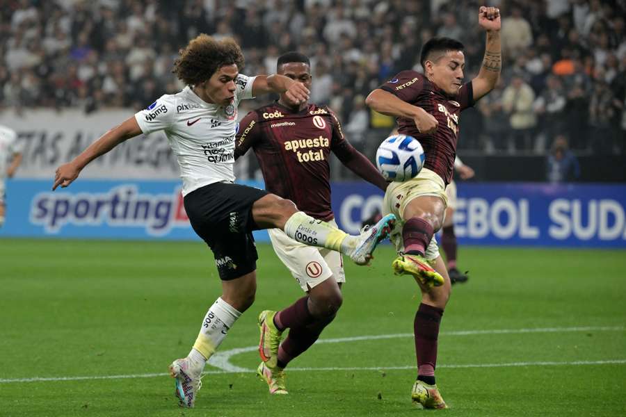 Timão tem vantagem contra Universitario