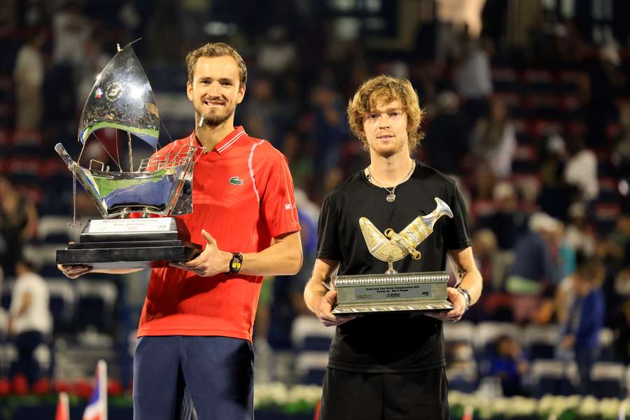 Daniil Medvedev og Andrey Rublev efter finalen i Dubai