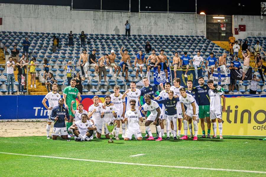 A equipa do Famalicão com o Troféu Emílio Macedo