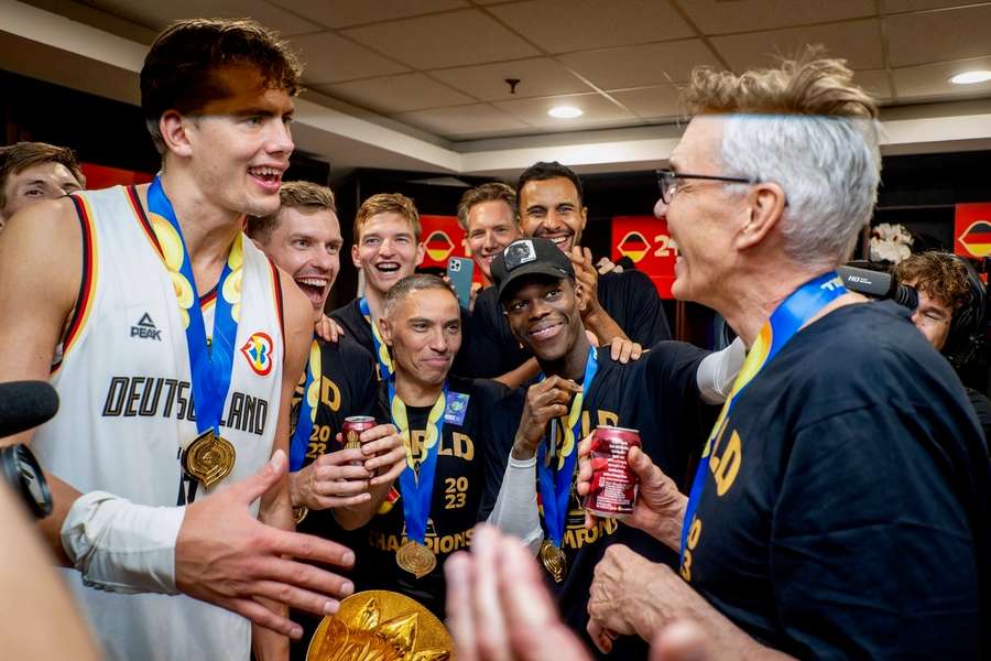 Moritz Wagner (l.) feiert mit dem deutschen Team den Gewinn der Weltmeisterschaft.