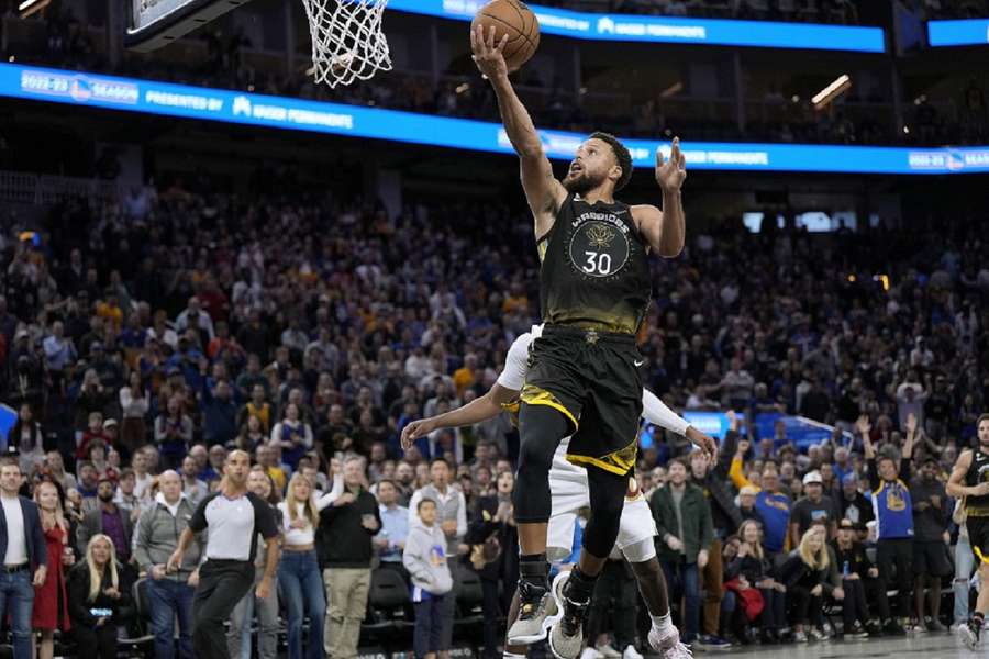 Stephen Curry draagt in ieder opzicht zijn Warriors, die hun vijfde overwinning van het seizoen behaalden