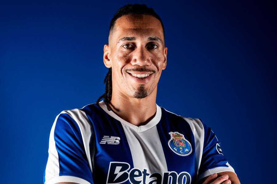 Smalling ainda não se estreou oficialmente pelo FC Porto Smalling ainda não se estreou oficialmente pelo FC Porto