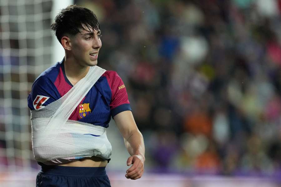 Dani Rodríguez, con el brazo en cabestrillo mientras abandona el terreno de juego