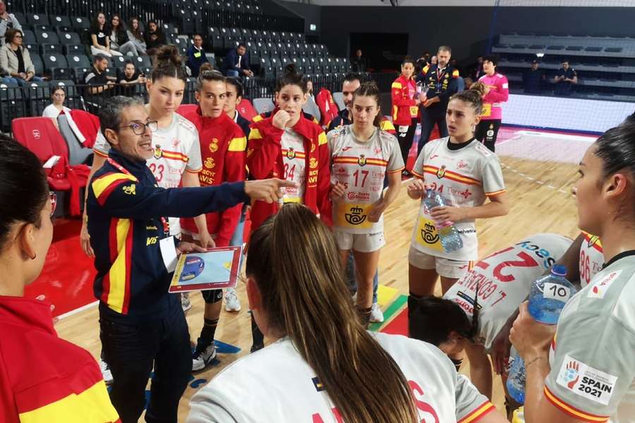 Las Guerreras caen frente a Serbia en el debut del Carpati Trophy en Bistrita (30-28)