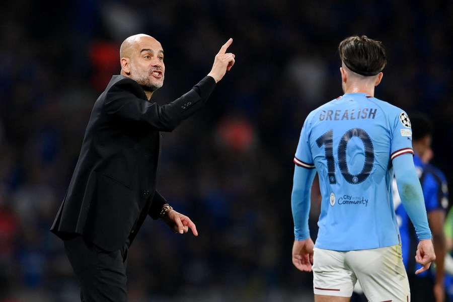 Pep Guardiola (l.) baut auf Jack Grealish (r.).