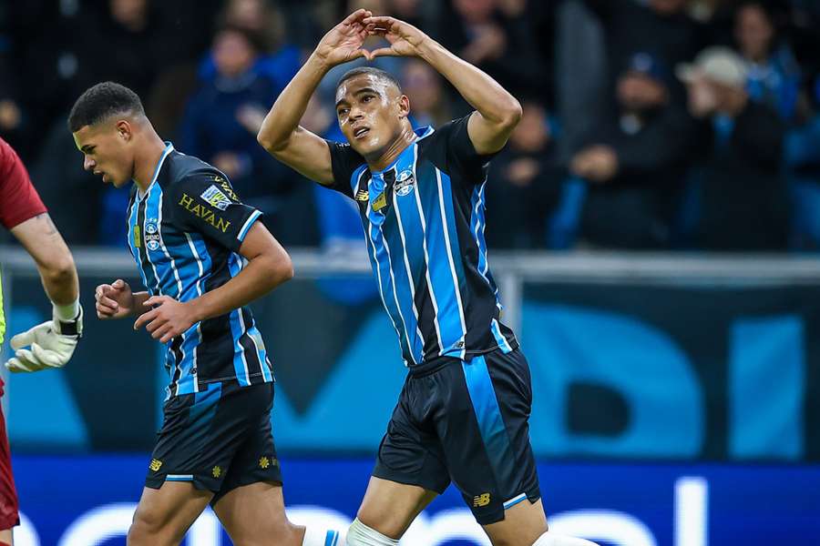 Carlos Vinícius reassumiu a artilharia do Brasileirão