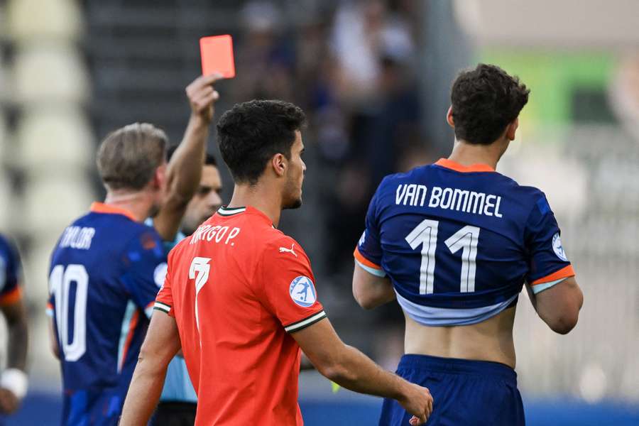 Ruben van Bommel, de Holanda, expulsado contra Portugal Ruben van Bommel, de Holanda, expulsado contra Portugal