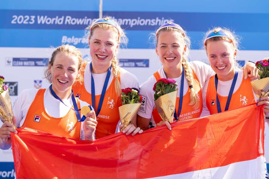 De vier vrouwen vieren de overwinning