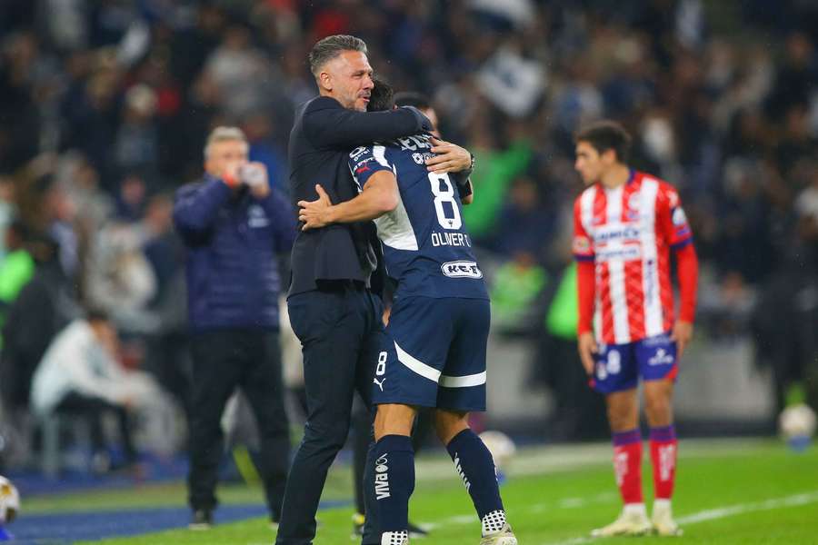Demichelis se abraza con Óliver Torres