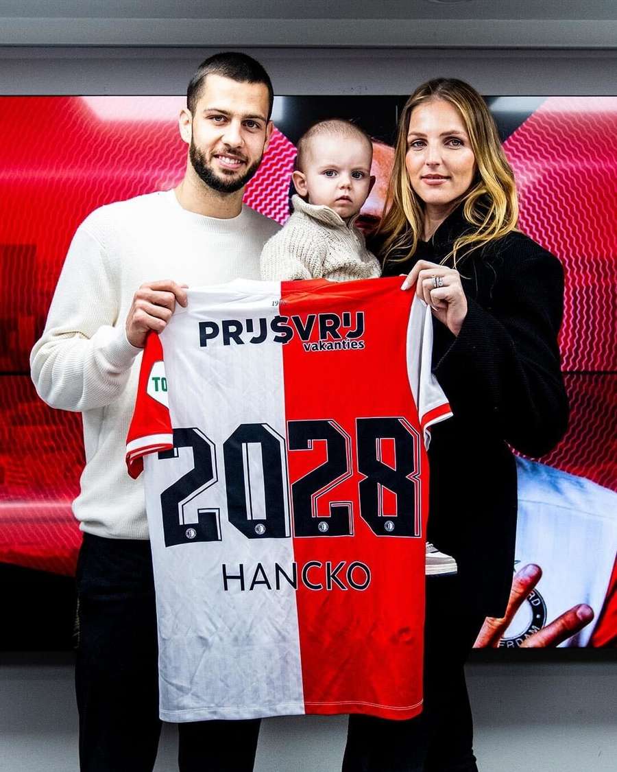 Hancko s rodinkou pri podpise kontraktu.