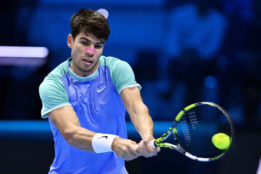 Niet fitte Alcaraz boekt belangrijke ATP Finals-zege op Rublev