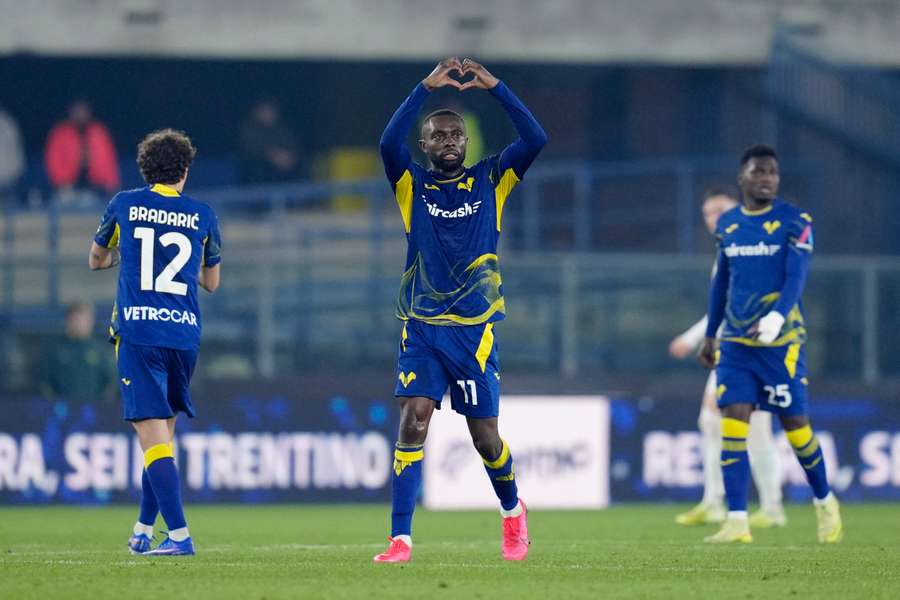 Akpa Akpro celebra após o golo do empate do Hellas Verona