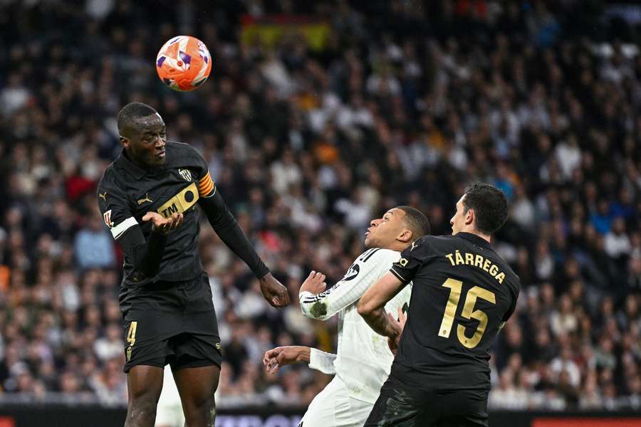 Mouctar Diakhaby ante Tárrega y Mbappé en el Real Madrid-Valencia
