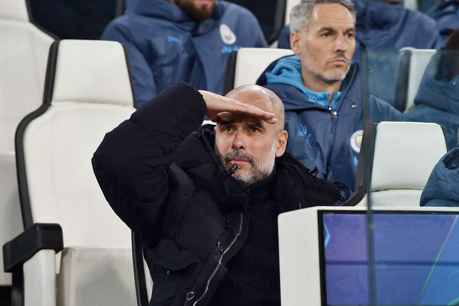 Pep Guardiola busca la solución.
