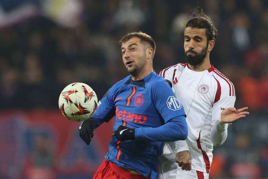 Daniel Popa și Sergio Oliveira în FCSB vs. Olympiacos