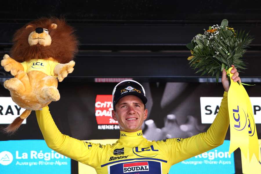 Evenepoel con la maglia gialla
