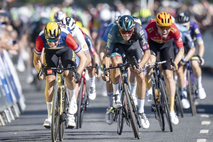 Olav Kooij (L) en Danny van Poppel (R) sprinten richting de finish