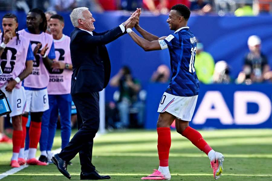 Deschamps sdílel svou radost s Mbappém. Deschamps sdílel svou radost s Mbappém.