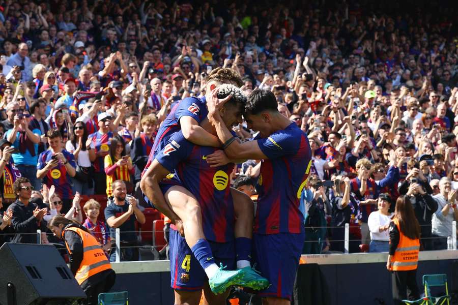 Ronald Araujo is congratulated by his tammates after scoring