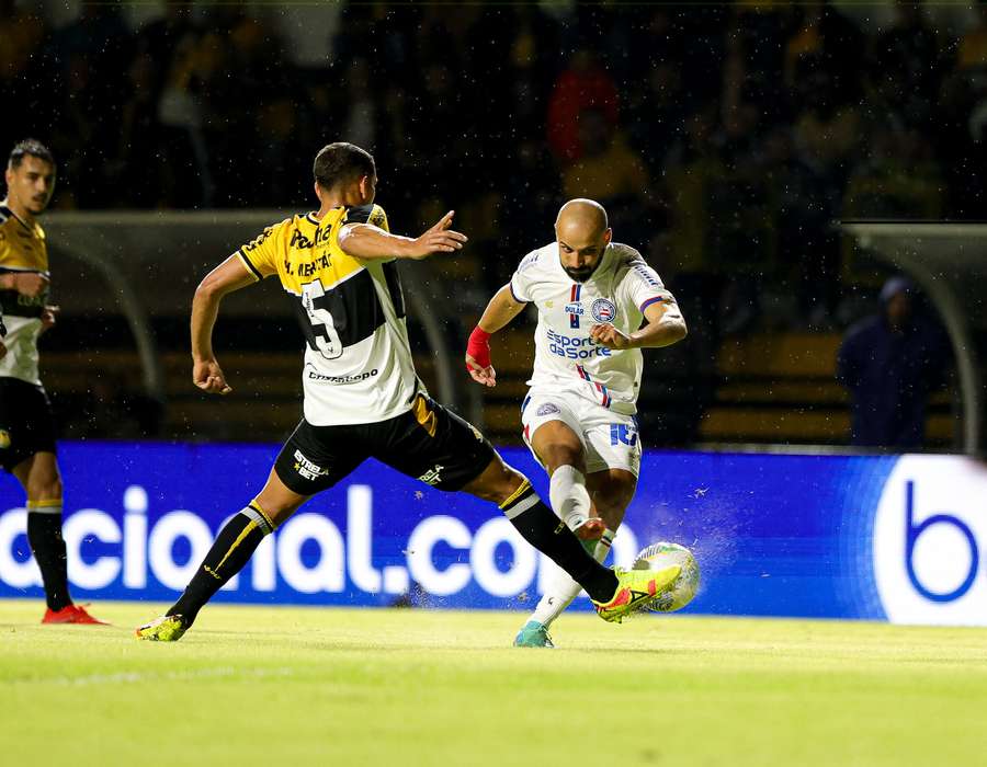 Bahia voltou a parar no goleiro Gustavo