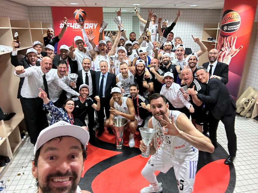 El Real Madrid festeja el título en el vestuario con el tradicional selfie de Llull