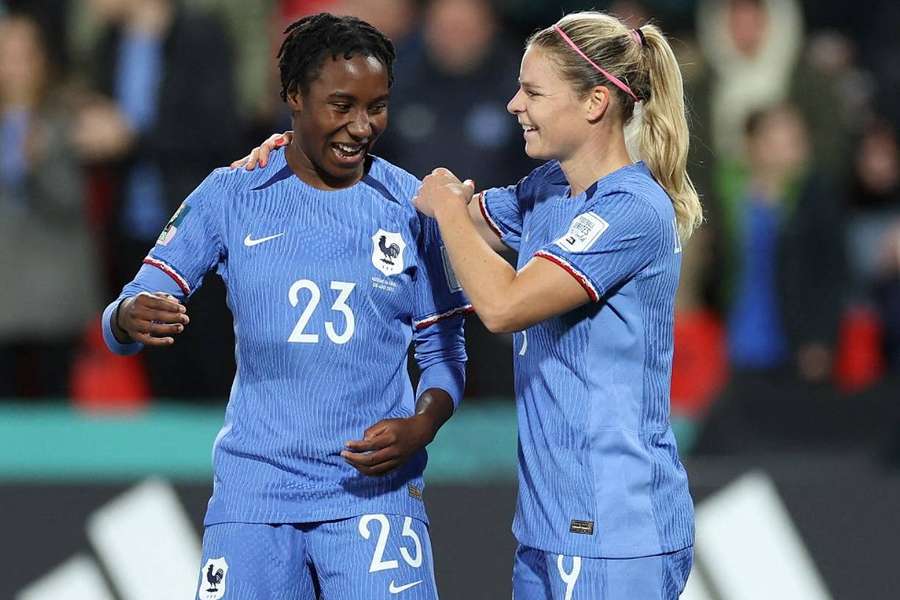 Vicki Becho et Eugenie Le Sommer avec le maillot bleu. 