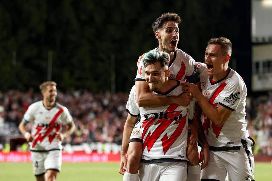 I giocatori del Rayo Vallecano festeggiano il gol di Ratiu.